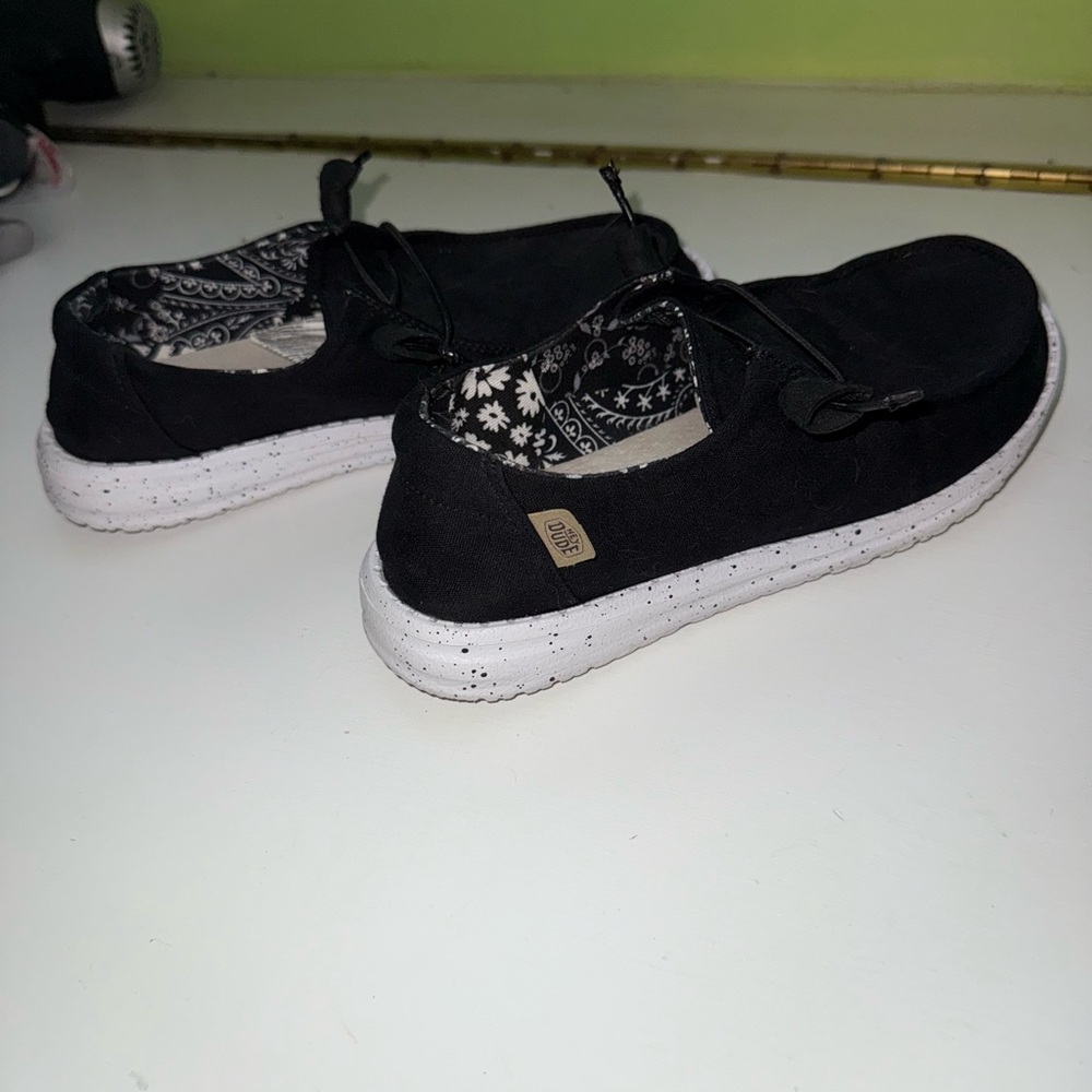 Hey dudes: Black with speckle white bottom USA size 6, EU 37
Style: Wendy